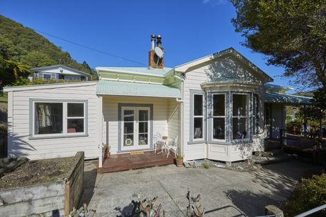 Photo of property in 125 Wellington Street, Picton, 7220