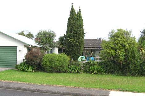 Photo of property in 21 Rewarewa Road, Te Atatu Peninsula, Auckland, 0610
