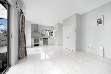 Photo of property in 4a Glenvil Lane, Te Atatu Peninsula, Auckland, 0610