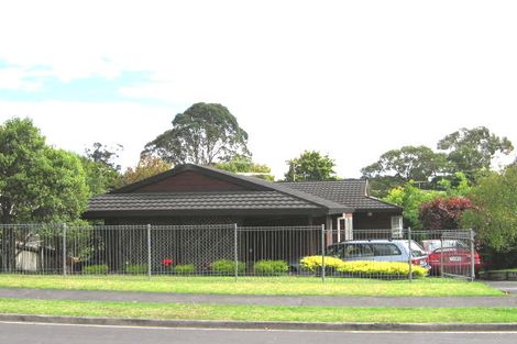 Photo of property in 26 Taupiko Place, Green Bay, Auckland, 0604