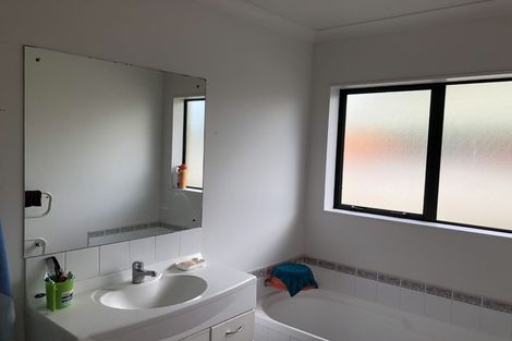 Photo of property in 4 Belleek Close, Weymouth, Auckland, 2103