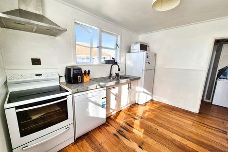 Photo of property in 35 Ross Crescent, Fairfield, Hamilton, 3214