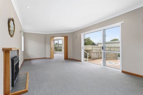 Photo of property in 10 Waione Avenue, Te Atatu Peninsula, Auckland, 0610