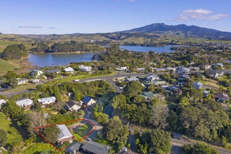 Photo of property in 1 Cross Street, Raglan, 3225