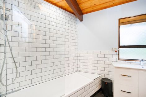 Photo of property in 11 Hillgrove Place, Fitzherbert, Palmerston North, 4410