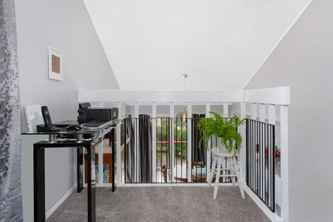 Photo of property in 4 Karoro Place, Paremata, Porirua, 5024