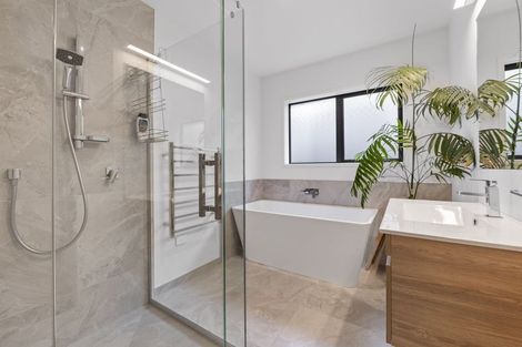 Photo of property in 8 Oakmont Crescent, Waiwhakaiho, New Plymouth, 4312