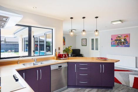 Photo of property in 38 Johnstone Drive, Fitzherbert, Palmerston North, 4410