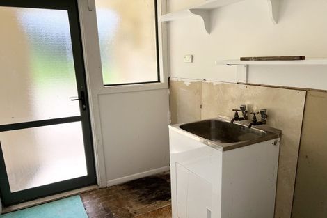 Photo of property in 22 Clairville Crescent, Wai O Taiki Bay, Auckland, 1072