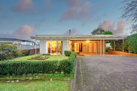Photo of property in 10 Leewood Place, Pakuranga Heights, Auckland, 2010