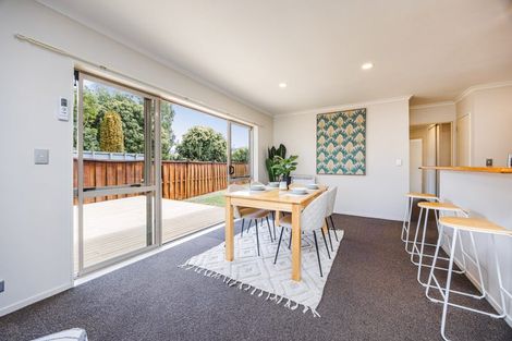 Photo of property in 98 Riverton Drive, Randwick Park, Auckland, 2105