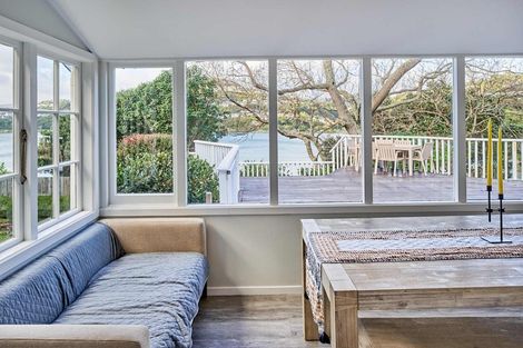 Photo of property in 28 Seaview Road, Paremata, Porirua, 5024