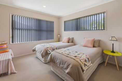 Photo of property in 54 Aberdeen Crescent, Wattle Downs, Auckland, 2103