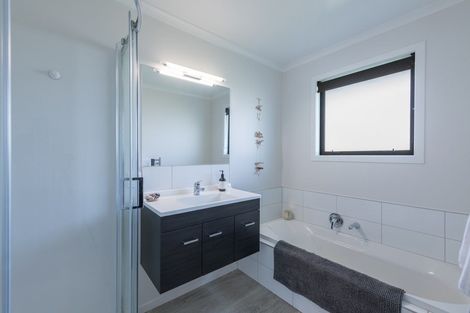 Photo of property in 4 Les Wakefield Road, Mapua, 7005