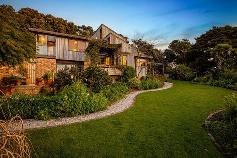 Photo of property in 28 The Crescent, Tindalls Beach, Whangaparaoa, 0930