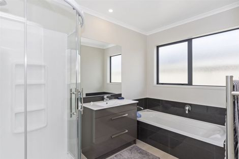 Photo of property in 9 Hiria Crescent, Papamoa Beach, Papamoa, 3118