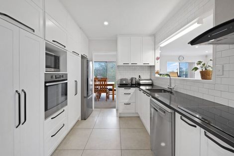 Photo of property in 18 Borrowdace Avenue, Botany Downs, Auckland, 2010