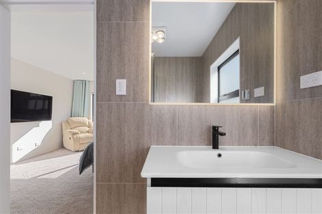 Photo of property in 2/8 Dallinghoe Crescent, Milford, Auckland, 0620