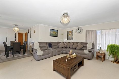 Photo of property in 2/5 Spring Grove, Henderson, Auckland, 0612