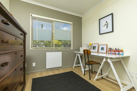 Photo of property in 2/102 Beresford Street, Bayswater, Auckland, 0622