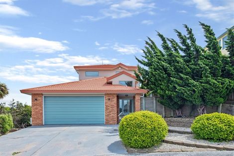 Photo of property in 22 Bennett Grove, Newlands, Wellington, 6037