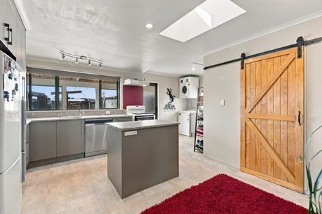 Photo of property in 30 Memorial Place, Waitara, 4320