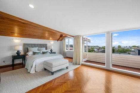 Photo of property in 102a Kitchener Road, Milford, Auckland, 0620