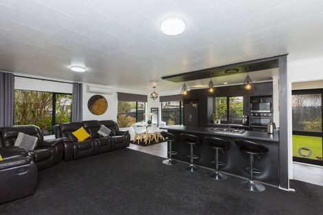 Photo of property in 2 Monarch Grove, Maoribank, Upper Hutt, 5018