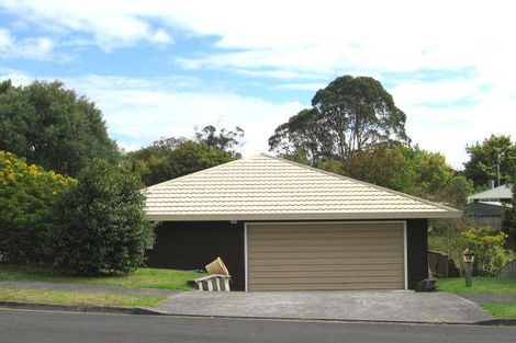 Photo of property in 24 Taupiko Place, Green Bay, Auckland, 0604