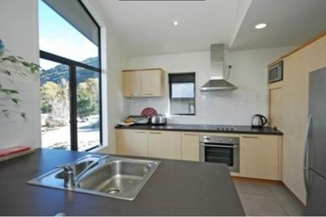 Photo of property in Arno Apartment, 2/8 Mckerrow Place, Sunshine Bay, Queenstown, 9300