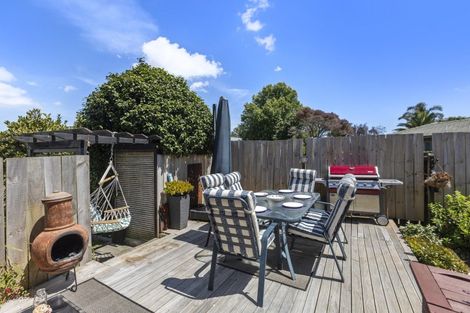 Photo of property in 27 Brookesmith Drive, Waiuku, 2123