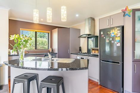 Photo of property in 5 Maru Street, Stokes Valley, Lower Hutt, 5019