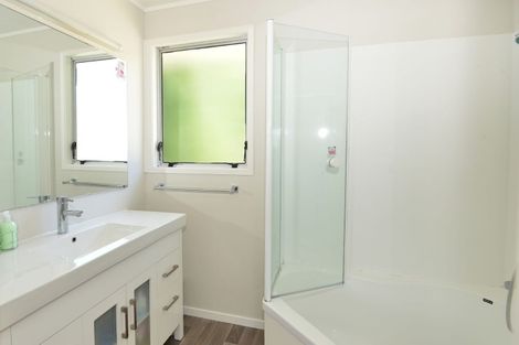 Photo of property in 4 Pahi Place, West Harbour, Auckland, 0618