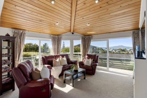 Photo of property in 7b Peter Terrace, Castor Bay, Auckland, 0620