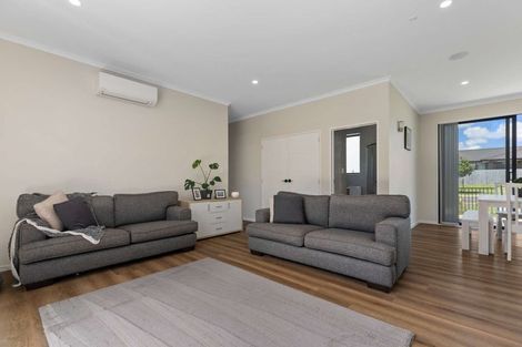 Photo of property in 2 Poutawa Lane, Clarks Beach, 2122