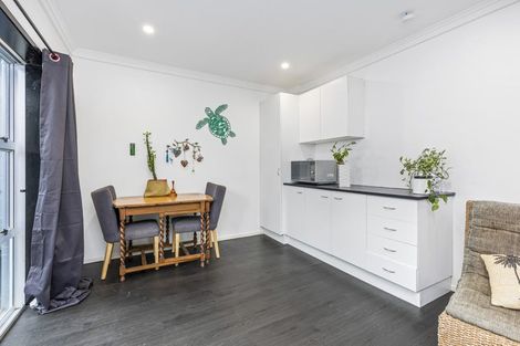 Photo of property in 2/10 Abbeygate Street, Birkdale, Auckland, 0626