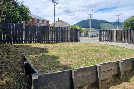 Photo of property in 28 Davidson Crescent, Tawa, Wellington, 5028