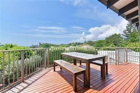 Photo of property in 8 Halldene Terrace, Red Beach, 0932