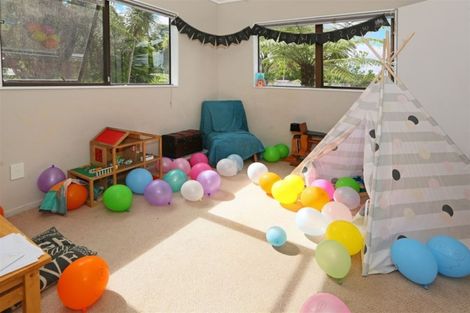 Photo of property in 23 Darcy Place, Massey, Auckland, 0614