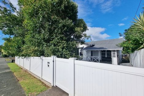 Photo of property in 1/2 East Coast Road, Milford, Auckland, 0620