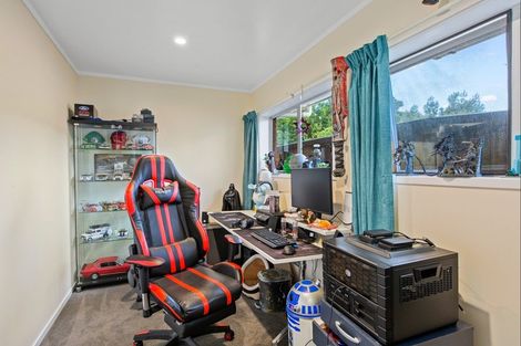 Photo of property in 20 Edgewater Grove, Orewa, 0931