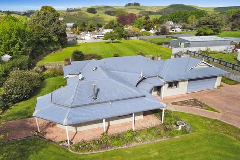 Photo of property in 20 Paraekaretu Street, Hunterville, 4730