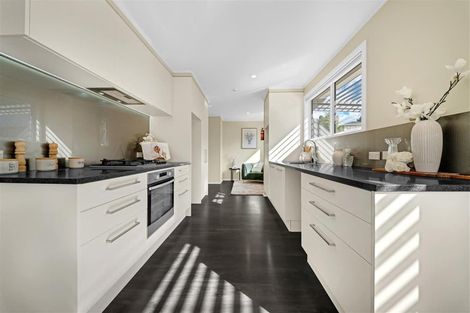 Photo of property in 19 Deverell Place, Northcross, Auckland, 0632