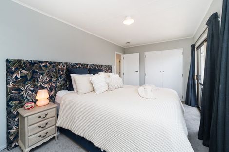 Photo of property in 27 Hillcrest Drive, Kelvin Grove, Palmerston North, 4414