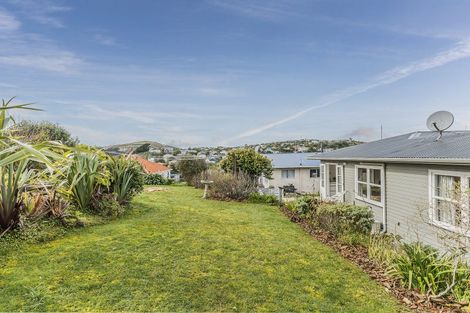 Photo of property in 16 Stewart Drive, Newlands, Wellington, 6037