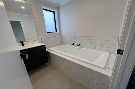 Photo of property in 17 Seafarer Crescent, Stanmore Bay, Whangaparaoa, 0932