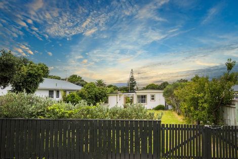 Photo of property in 15 The Avenue, Otaki Beach, Otaki, 5512