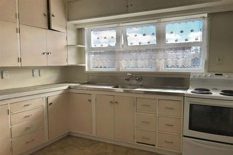 Photo of property in 28 Archibald Road, Kelston, Auckland, 0602