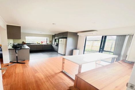 Photo of property in 2/86 Aviemore Drive, Highland Park, Auckland, 2010