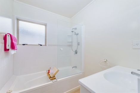 Photo of property in 28 Ginders Drive, Massey, Auckland, 0614